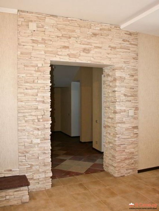 Укладка декоративного камня на стену в квартире