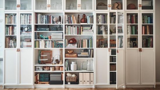 Шкаф для книг со стеклянными дверцами белый