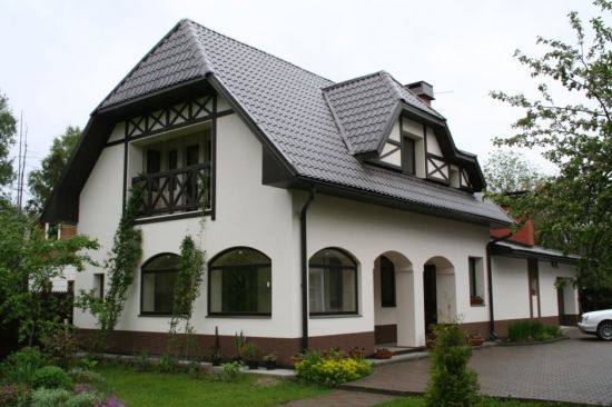 Фасад дома с коричневой крышей