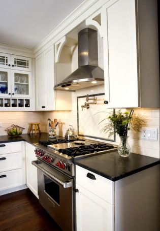 Дизайны кухонь с белой вытяжкой