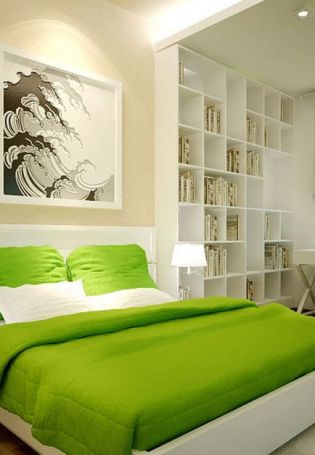 Зеленая кровать в интерьере спальни