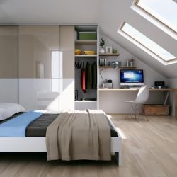 Встроенный шкаф в мансарде со скошенным потолком