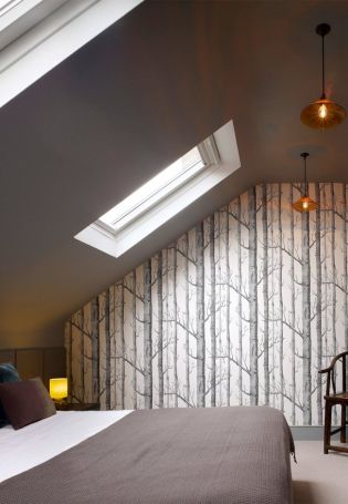 Спальня на мансарде дизайн со скошенным потолком