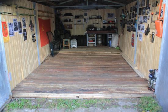 Деревянный пол в гараже
