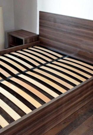 Кровать с металлическими ламелями