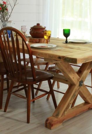 Простой деревянный стол