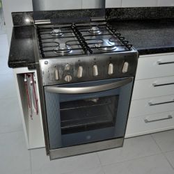 Кухня с отдельно стоящей плитой