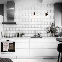 Белая плитка с черной затиркой на кухне