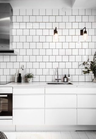 Белая плитка с черной затиркой на кухне