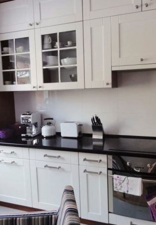 Белая кухня с бронзовыми ручками