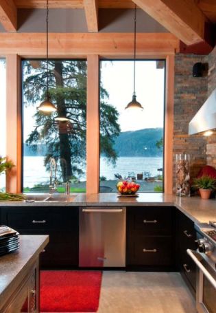 Кухня с окном в частном доме