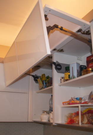 Угловой кухонный шкаф навесной