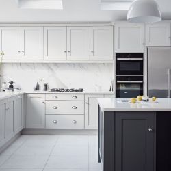 Белая кухня серый ламинат