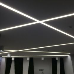 Потолок со световыми линиями на кухне