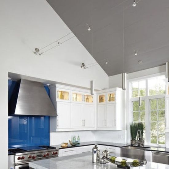 Серый натяжной потолок на кухне