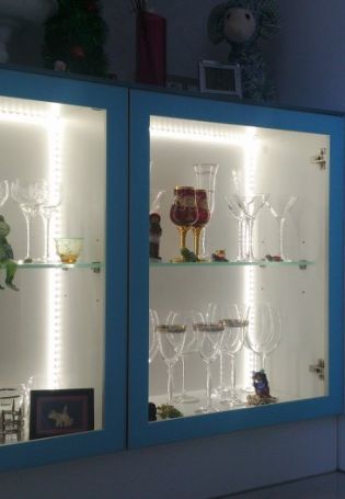 Стеклянный шкаф витрина с подсветкой для гостиной