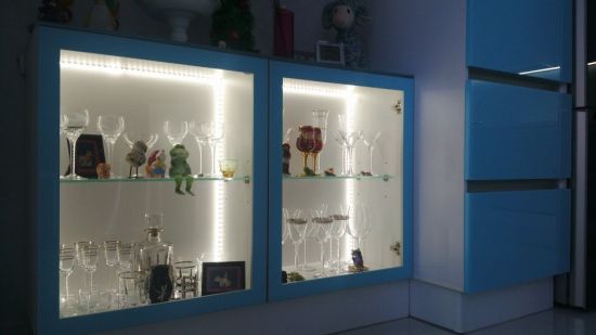 Стеклянный шкаф витрина с подсветкой для гостиной