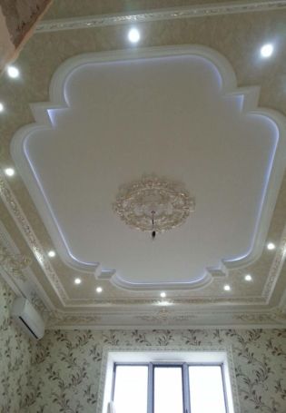 Потолок из гипсокартона для гостиной фигурный