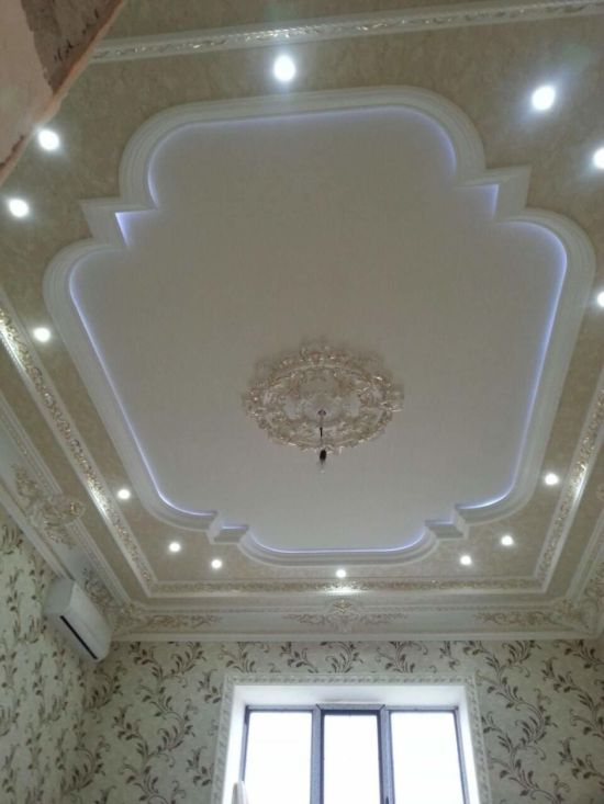 Потолок из гипсокартона для гостиной фигурный