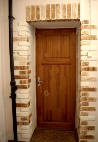 Арка входной двери из кирпичных панелей
