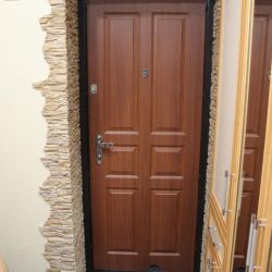 Декоративная плитка вокруг двери