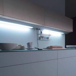 Подсветка на кухне в шкафах со стеклом