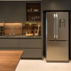 Кухня с серым холодильником дизайн