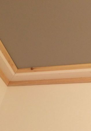 Плинтус потолочный в деревянном доме