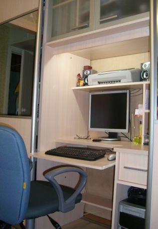 Шкаф с компьютерным столом внутри