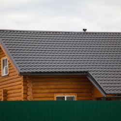 Профлист крыша коричневая на доме фото