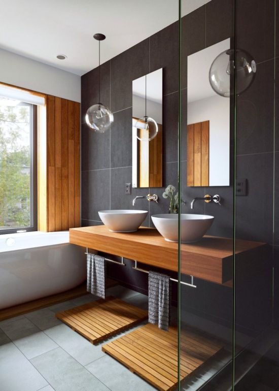Дизайн ванной в серых тонах с деревом