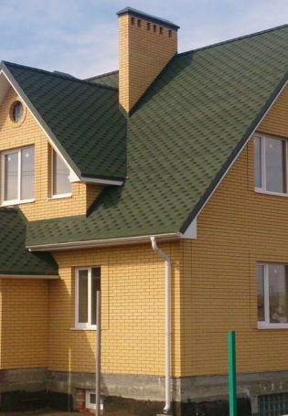 Желтый дом с зеленой крышей