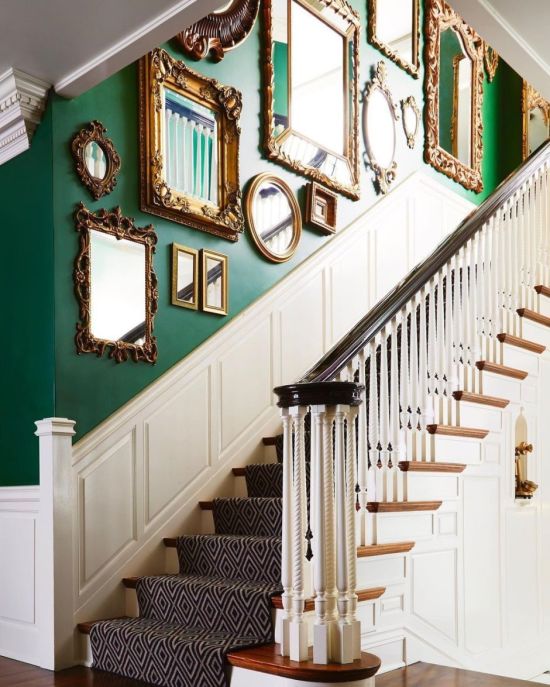 Зеленая лестница в доме