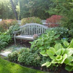 Угловые садовые скамейки в дизайне сада