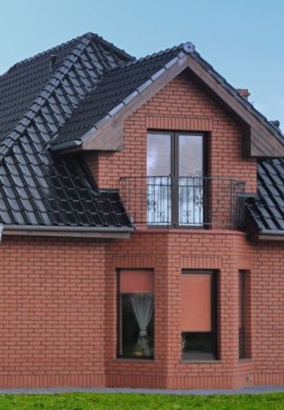 Дизайн наружной отделки дома с графитовой крышей