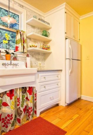 Кухонная мебель со шторками вместо дверей