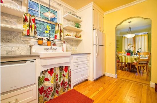 Кухонная мебель со шторками вместо дверей