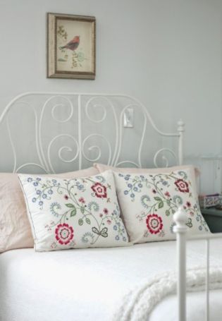 Металлическая белая кровать в интерьере спальни