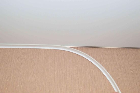 Декоративная лента для обоев под потолок