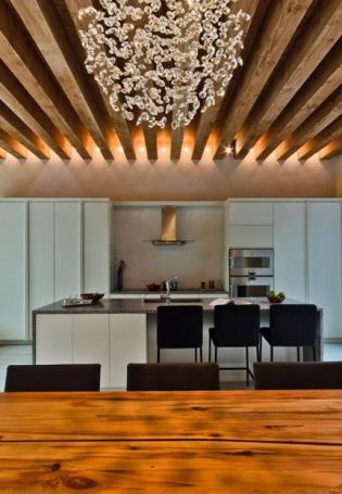 Деревянный потолок с подсветкой