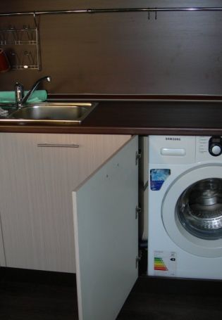 Варочная панель над стиральной машиной на кухне