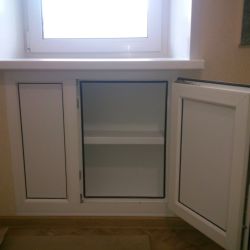 Холодильник под окном на кухне в хрущевке