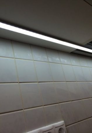Профиль для светодиодной ленты в стену