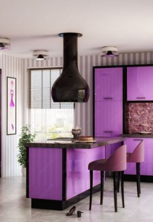 Фиолетовые обои на кухне
