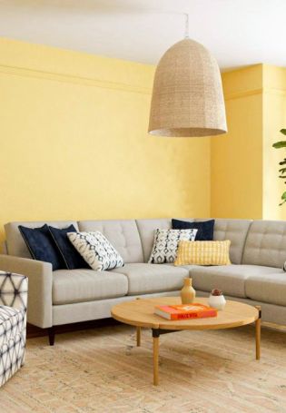 Дизайн гостиной с желтым диваном