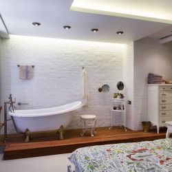 Дизайн ванной комнаты с подиумом для душа