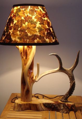Настольная лампа из спила дерева