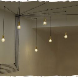 Лампа на проводе с потолка