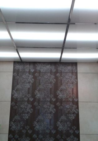 Светодиодная лента на потолке в ванной