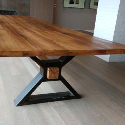 Деревянный стол на металлическом основании